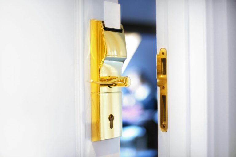 ouverture de porte, porte ouverte, serrure, serrurier